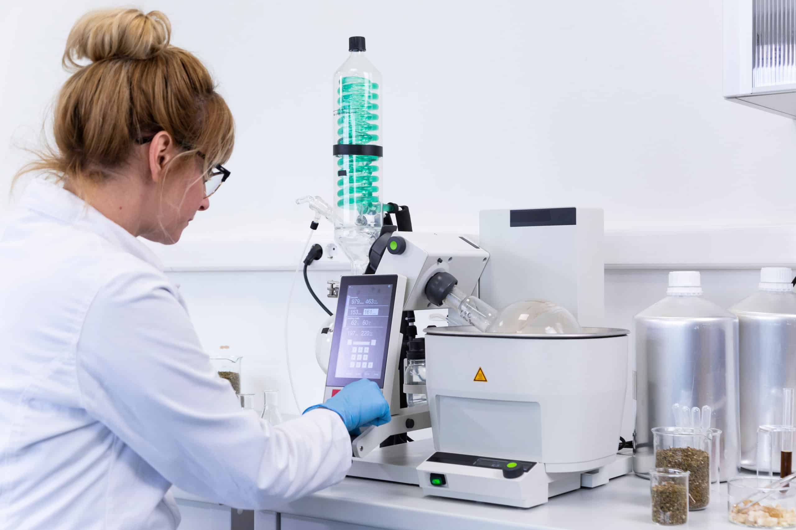 Chemical,Scientist,Operating,On,Rotational,Vaporizer,Called,Rotavapor.,She,Controls